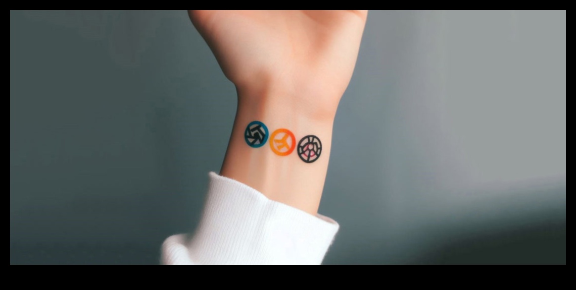 לחישות שורש כף היד: קעקועים מינימליסטיים עם משמעות מקסימלית