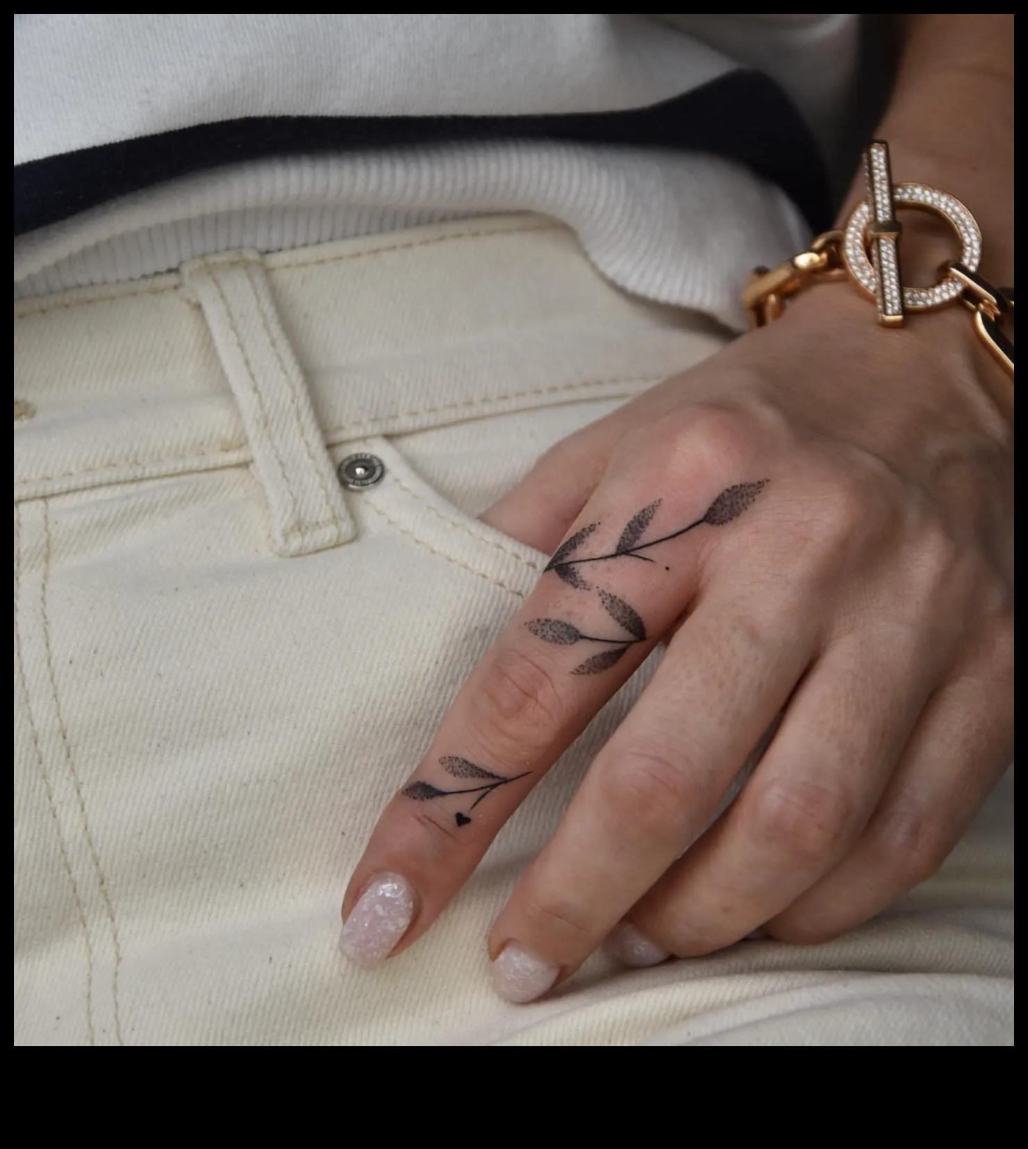 יצירות מופת מיקרו: צלול לתוך אלגנטיות קעקוע אצבע