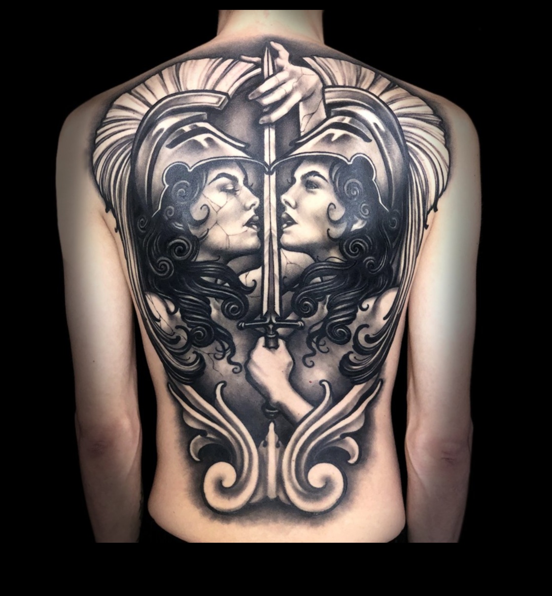 אפוסי דיו: יצירות מופת שנחשפו על קנבס הגב שלך