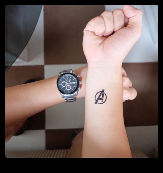 מארוול מיניאטורי: קעקועים זעירים בשורש כף היד עושים הצהרה