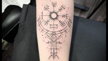 מראות סודיים: אומנות נחשפה בעיצובי קעקוע יד מוסתרים