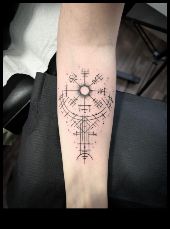 מראות סודיים: אומנות נחשפה בעיצובי קעקוע יד מוסתרים