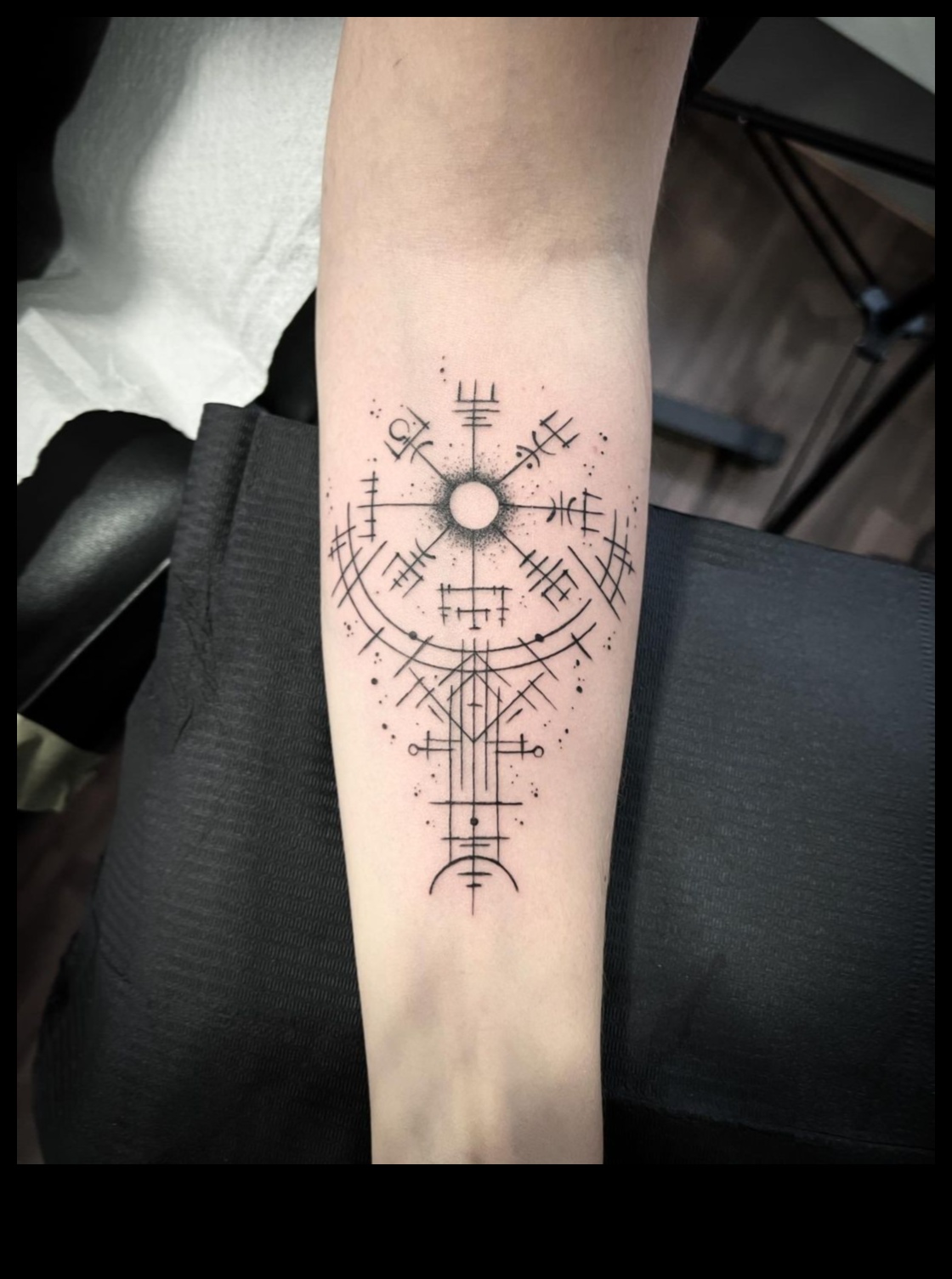 מראות סודיים: אומנות נחשפה בעיצובי קעקוע יד מוסתרים