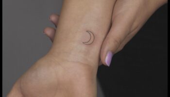 לחישות שורש כף היד: קעקועים מינימליסטיים עם משמעות מקסימלית