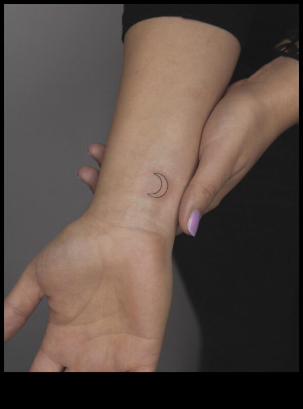 לחישות שורש כף היד: קעקועים מינימליסטיים עם משמעות מקסימלית