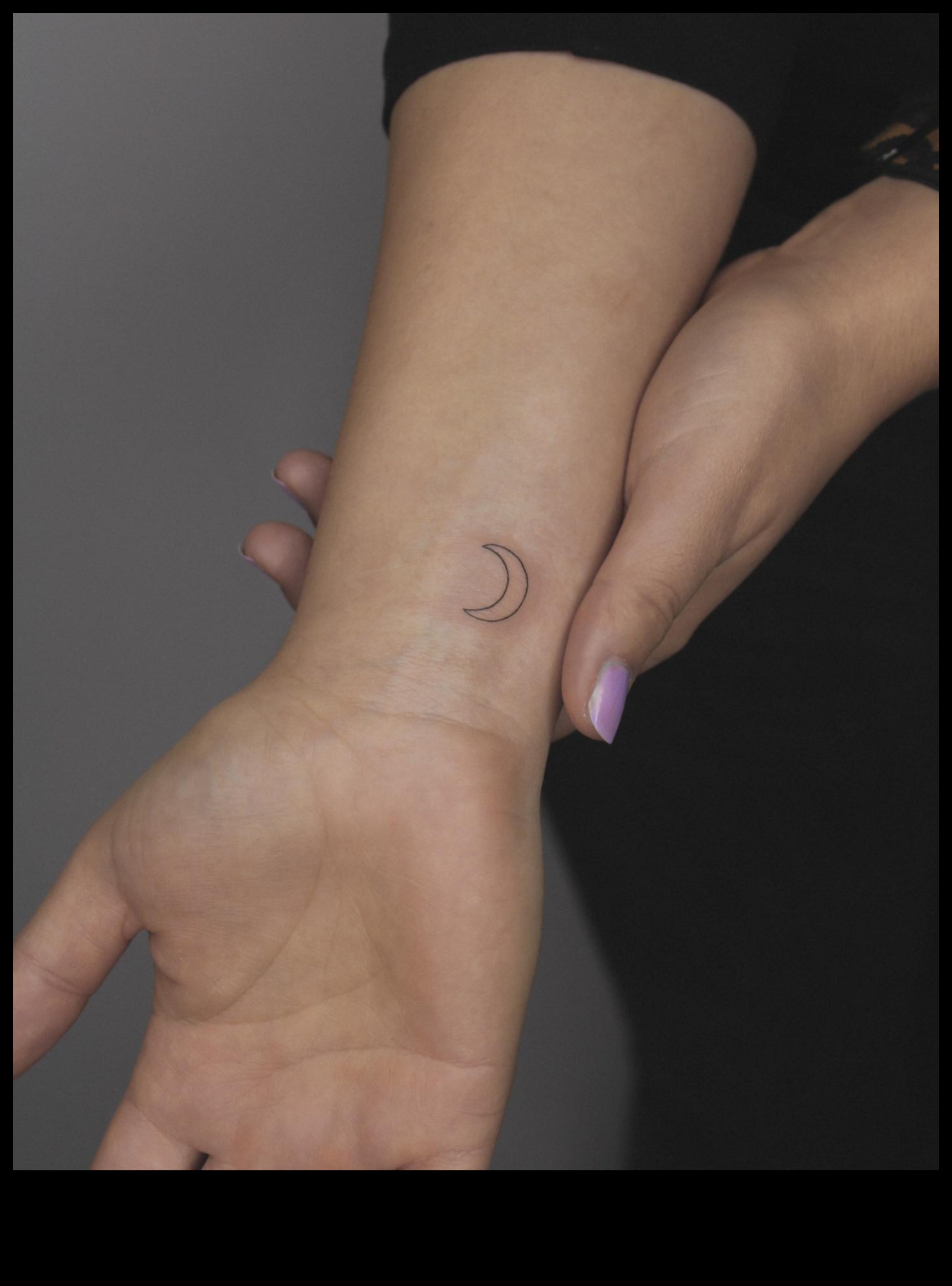 לחישות שורש כף היד: קעקועים מינימליסטיים עם משמעות מקסימלית