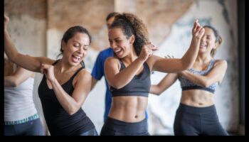 תחנת חיבור חברתי: בניית מערכות יחסים באמצעות פעילות גופנית קבוצתית